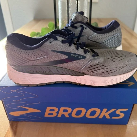 Brooks Beast 2.0 Men's Gray Running Shoes - Picture 2 of 8